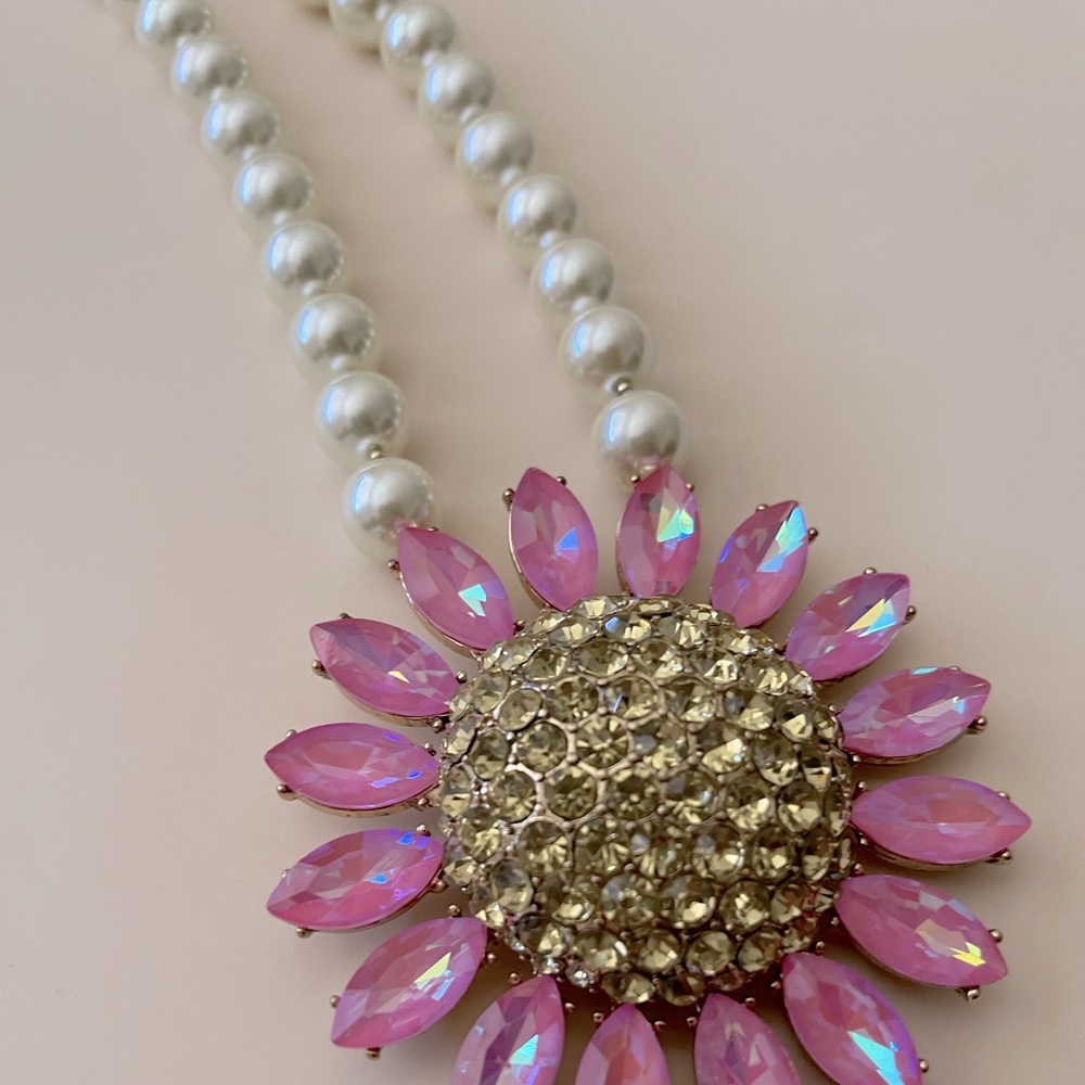 Betsey Johnson NWT Bee Mine pink jewel Daisy necklace with pearls - Picture 3 of 10